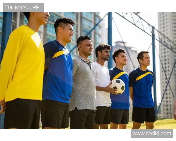 与足球明星合影留念的球迷们最常见的几位球星人物揭秘