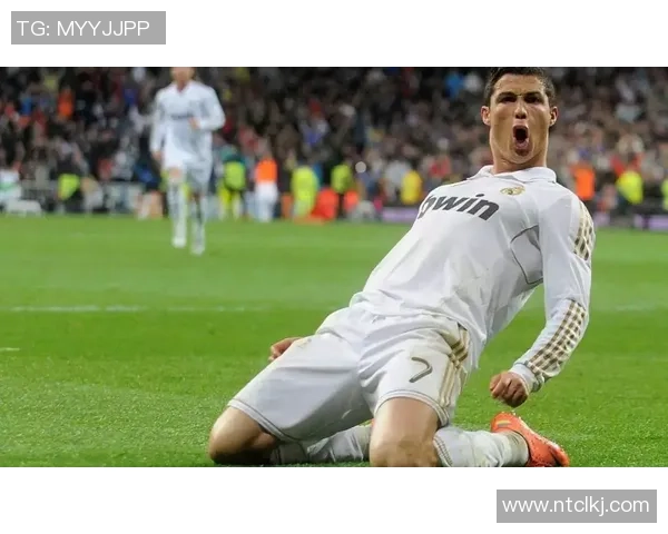 没有眉毛的足球巨星形象引发热议球迷关注其独特外貌魅力